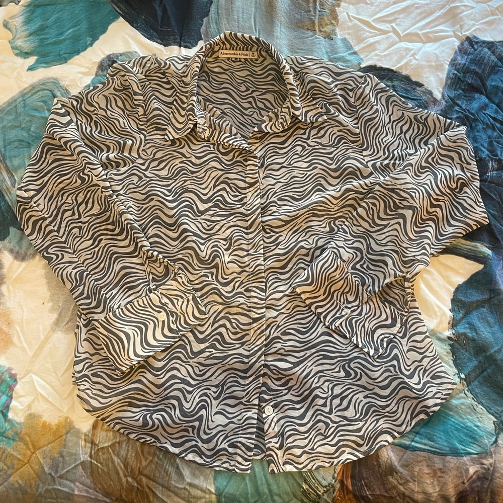 ABERCROMBIE SHEER ZEBRA SWIRL PATTERN BUTTON DOWN